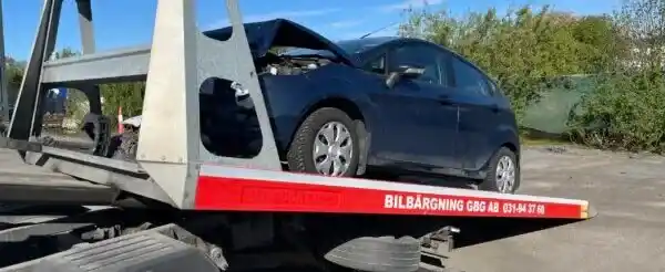 Bil som inte startar står parkerad medan ägaren överväger att laga eller skrota den