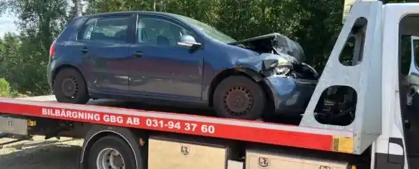 Stillastående bil hämtas med bärgningsbil efter korrekt värdering och överenskommen ersättning