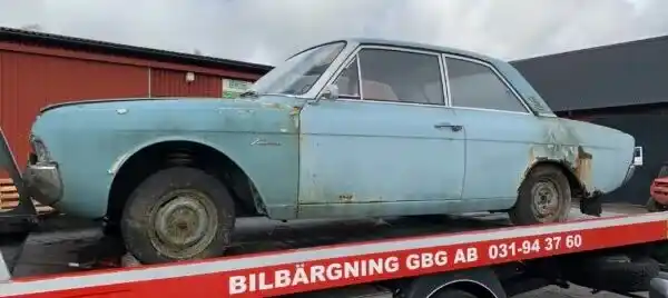 Bilägare jämför offerter och räknar kostnader på en gammal bil för att avgöra bästa tidpunkt att sälja bilen till skrot.