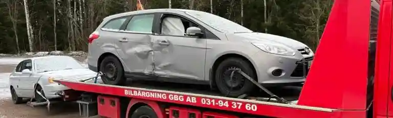 Bil på verkstad där kostnaden för reparation jämförs med bilens marknadsvärde.