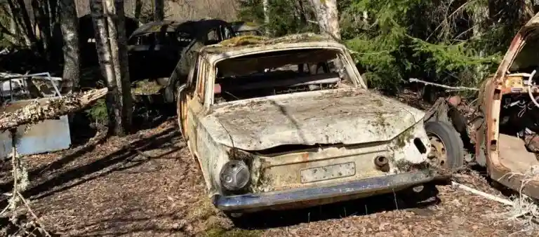 Krockad bil i Göteborg med omfattande karosskador där reparation inte längre är ekonomiskt rimlig.