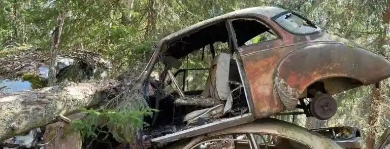 Skrotbil på bilskrot där bilen väntar på demontering och återvinning av metaller och reservdelar.