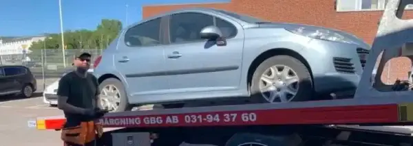 Skrotbil som hämtas av uppköpare där värdering, transport och återvinning gör att bilen kan säljas och ge ekonomisk ersättning.