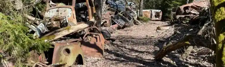 Skrotbil på bilskrot där bilen väntar på demontering och återvinning av metall och reservdelar.
